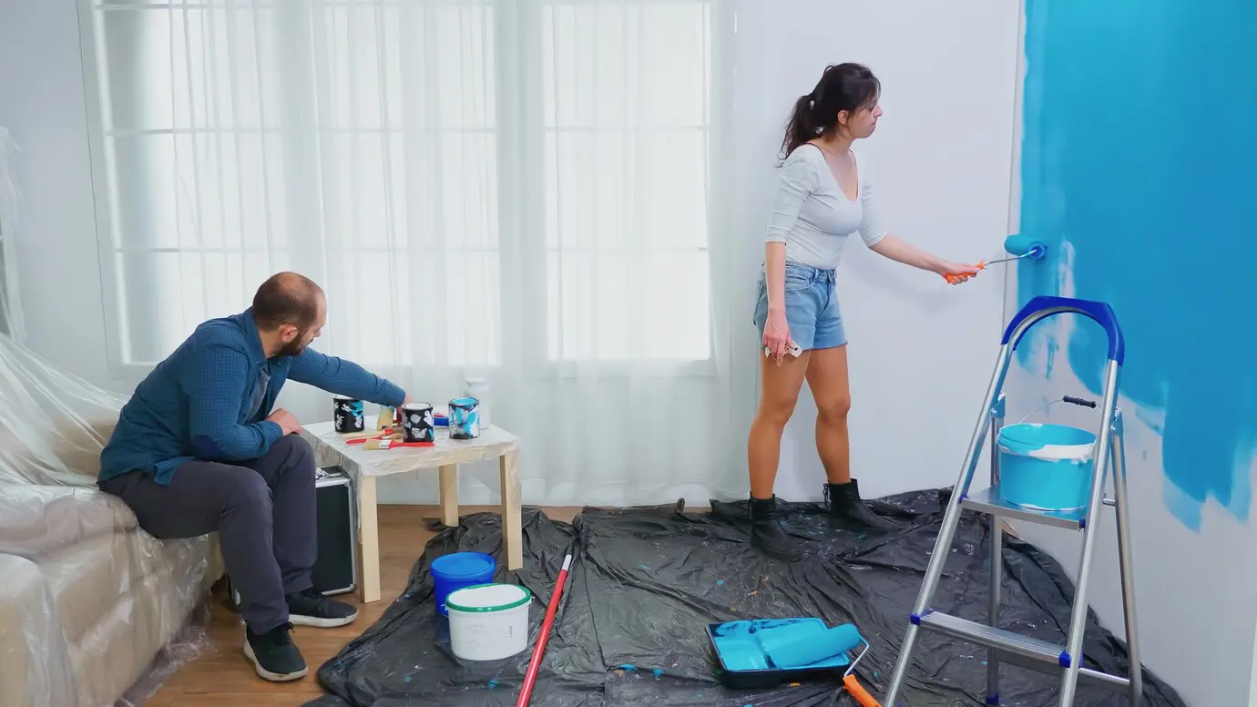 esposa pintando pared pincel decoracion hogar pareja decoracion renovacion hogar acogedor apartamento reparacion cambio imagen 482257 3657